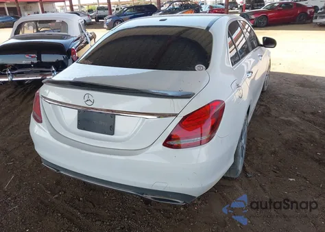 2016 Mercedes-Benz C 300 z USA, uszkodzony, nr VIN 55SWF4JB3GU178561